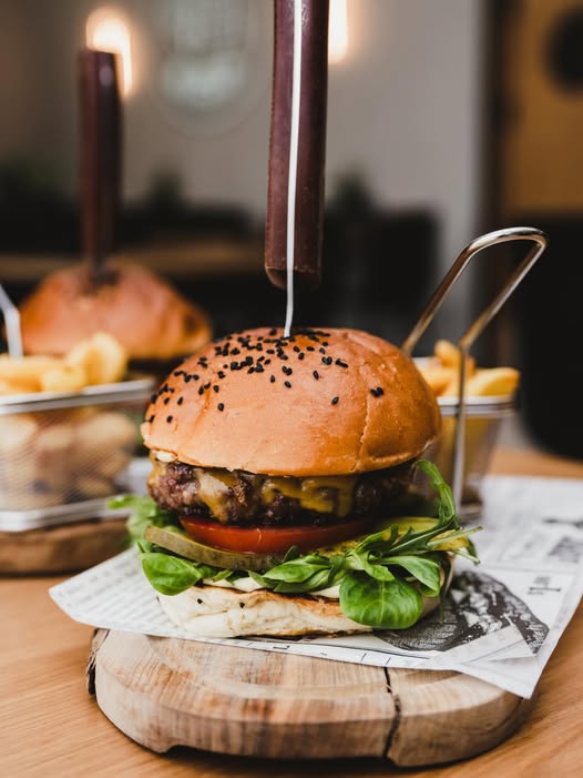 Burger Classic z frytkami w koszyczku