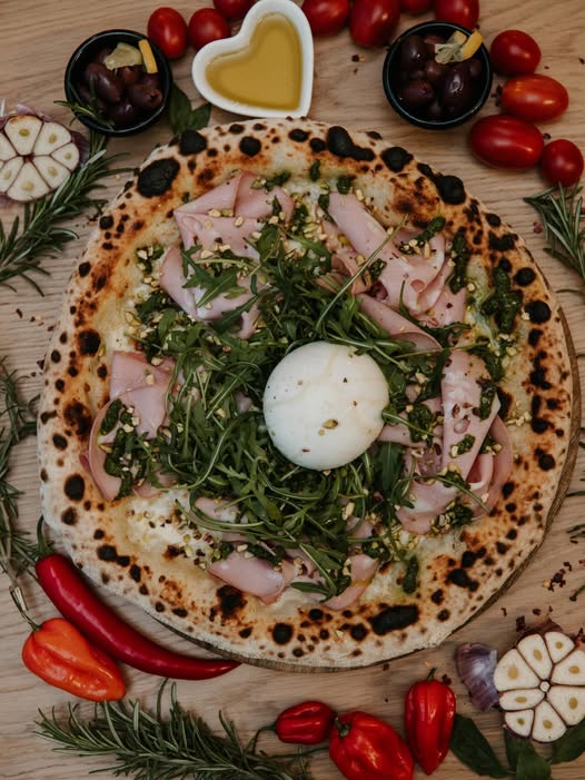 Pizza włoska z burratą, rukolą i szynką